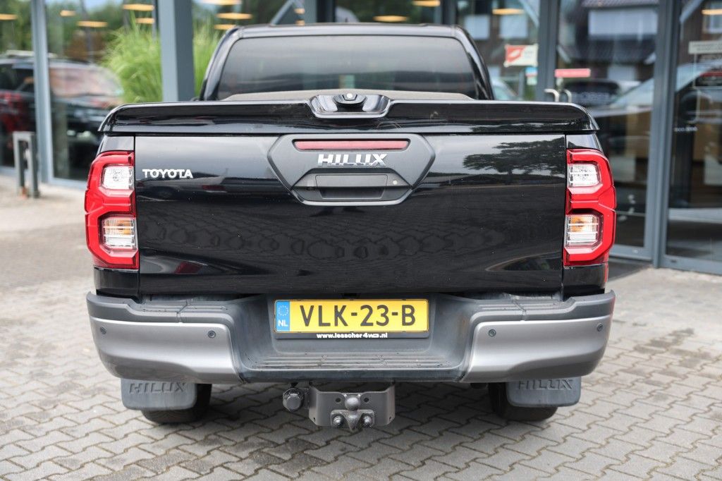 Toyota Hilux 2.8 D-4D X-TRA CAB INVINCIBLE A/T 4WD VAN