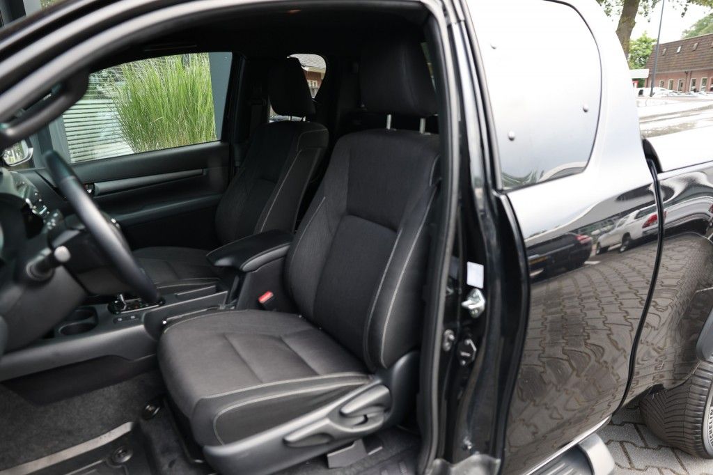 Toyota Hilux 2.8 D-4D X-TRA CAB INVINCIBLE A/T 4WD VAN