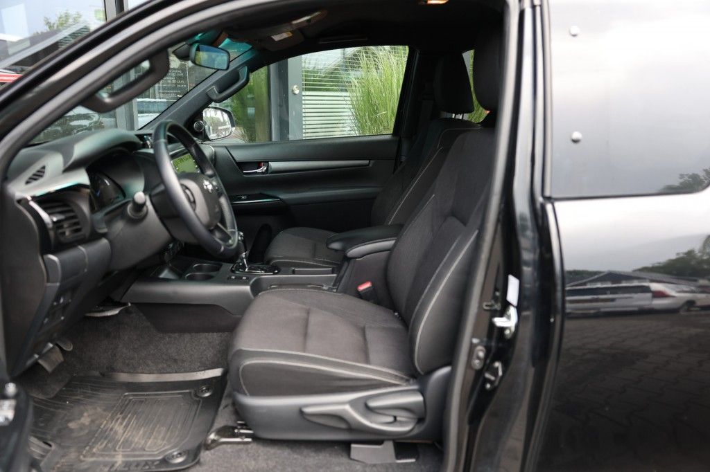 Toyota Hilux 2.8 D-4D X-TRA CAB INVINCIBLE A/T 4WD VAN