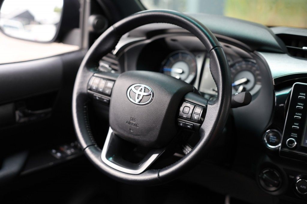 Toyota Hilux 2.8 D-4D X-TRA CAB INVINCIBLE A/T 4WD VAN
