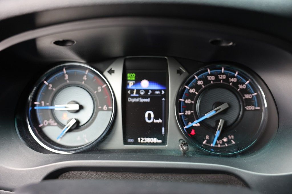 Toyota Hilux 2.8 D-4D X-TRA CAB INVINCIBLE A/T 4WD VAN