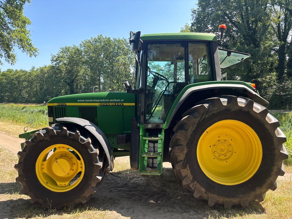 John Deere 6910