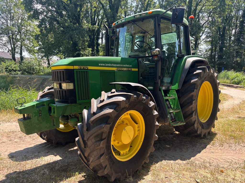 John Deere 6910
