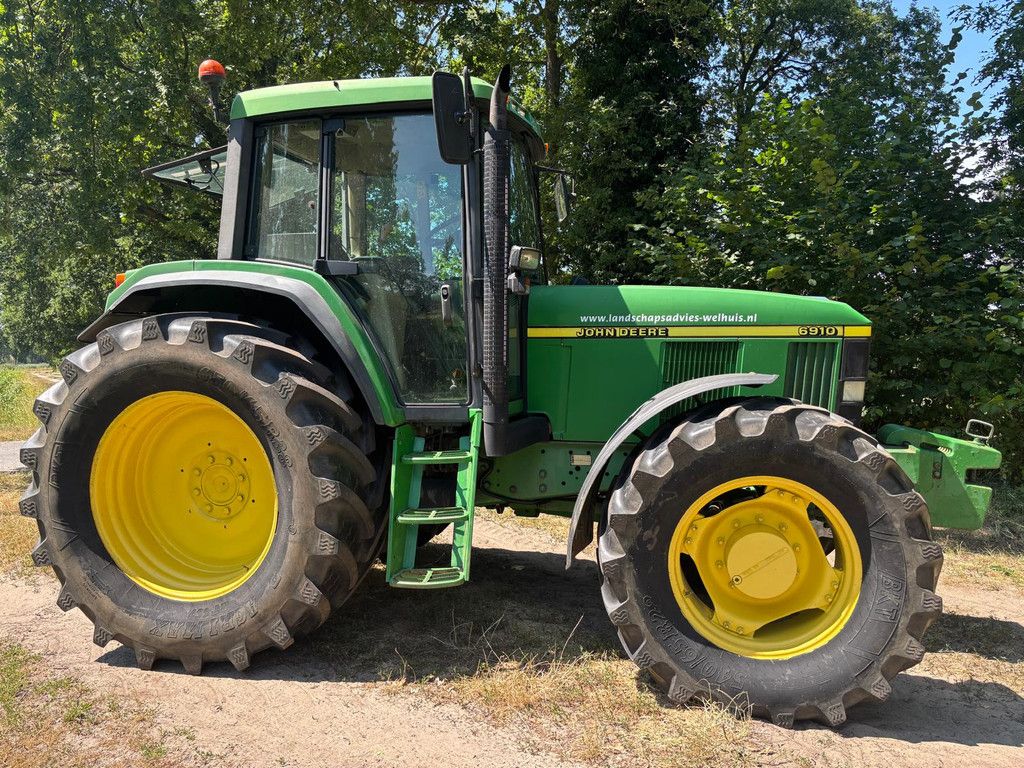 John Deere 6910