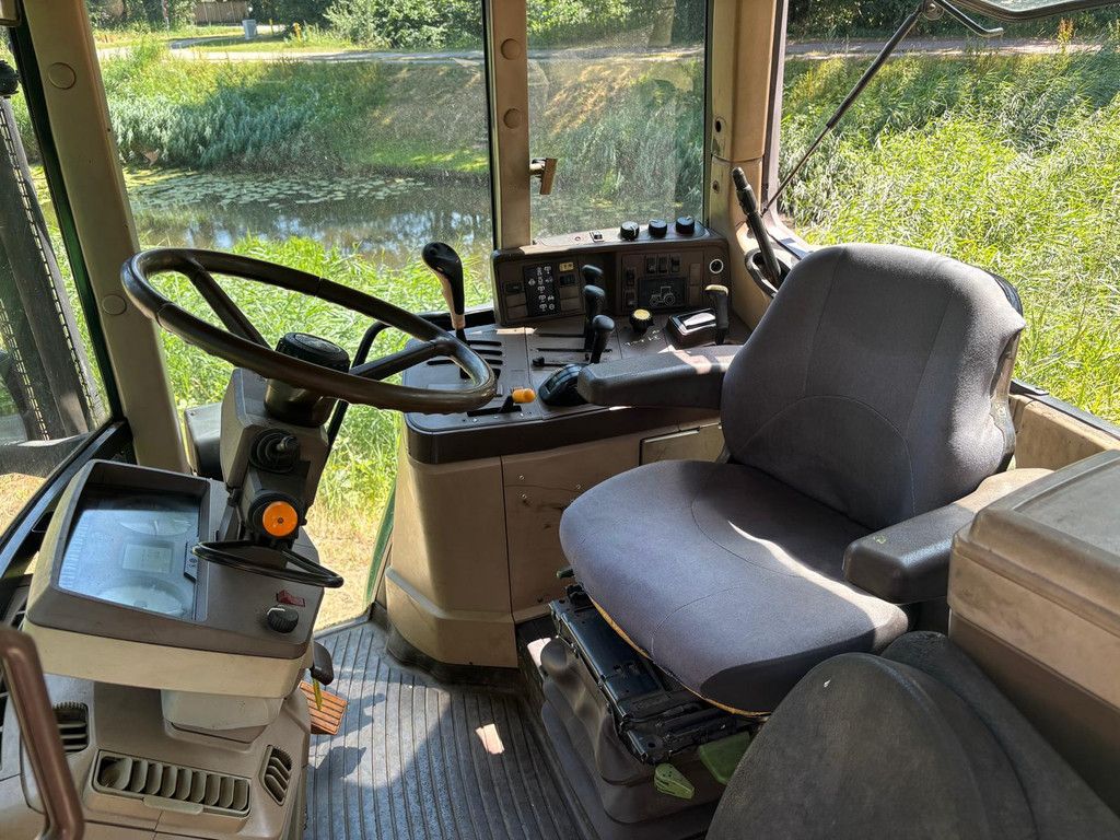 John Deere 6910