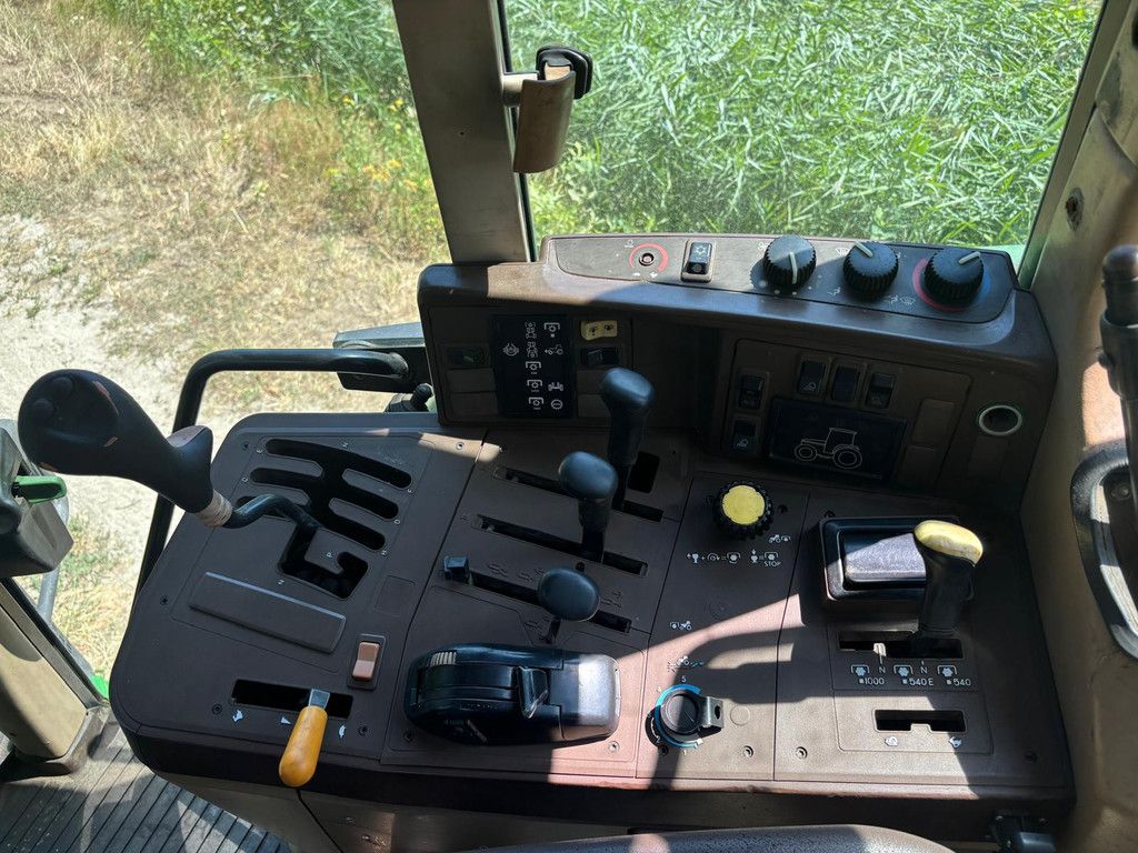 John Deere 6910