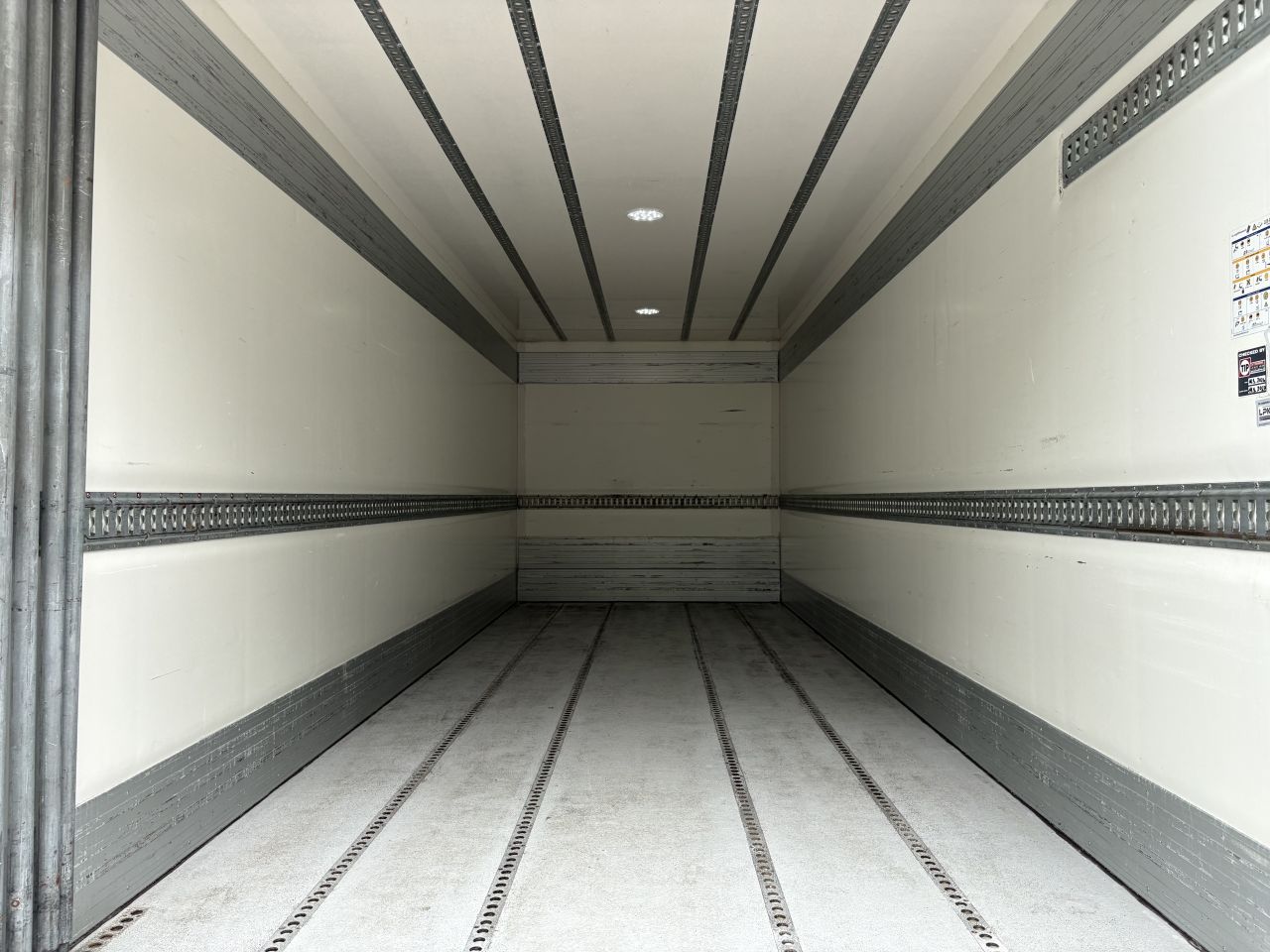Be oplegger VAN WEEL 7 TON met laadklep 2000 kg