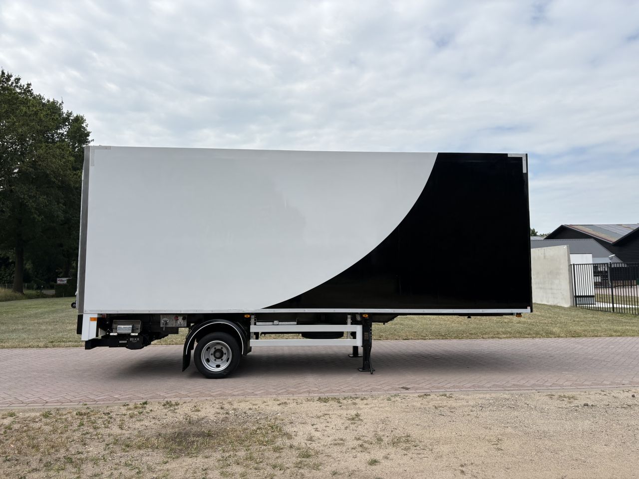 Be oplegger VAN WEEL 7 TON met laadklep 2000 kg