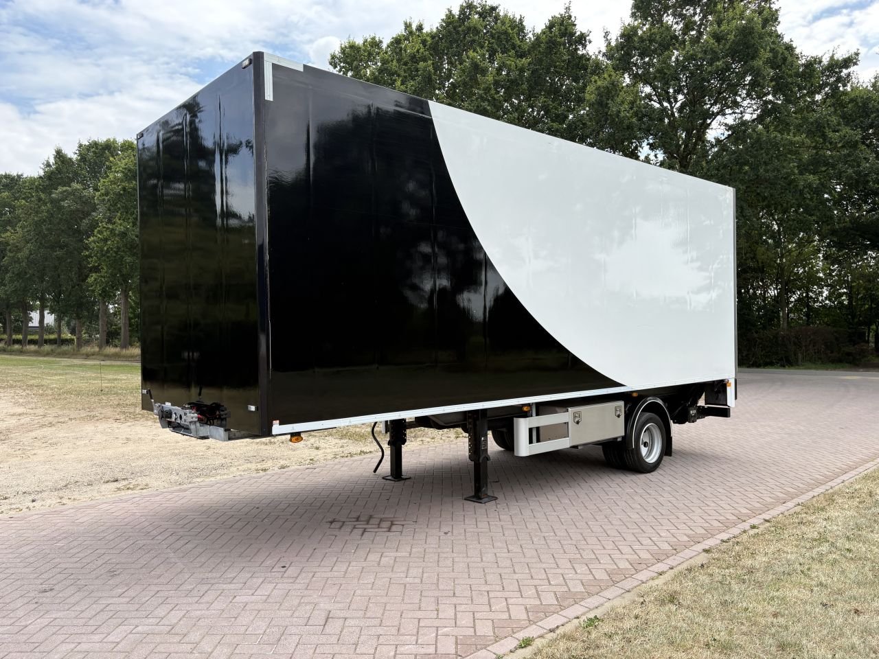 Be oplegger VAN WEEL 7 TON met laadklep 2000 kg