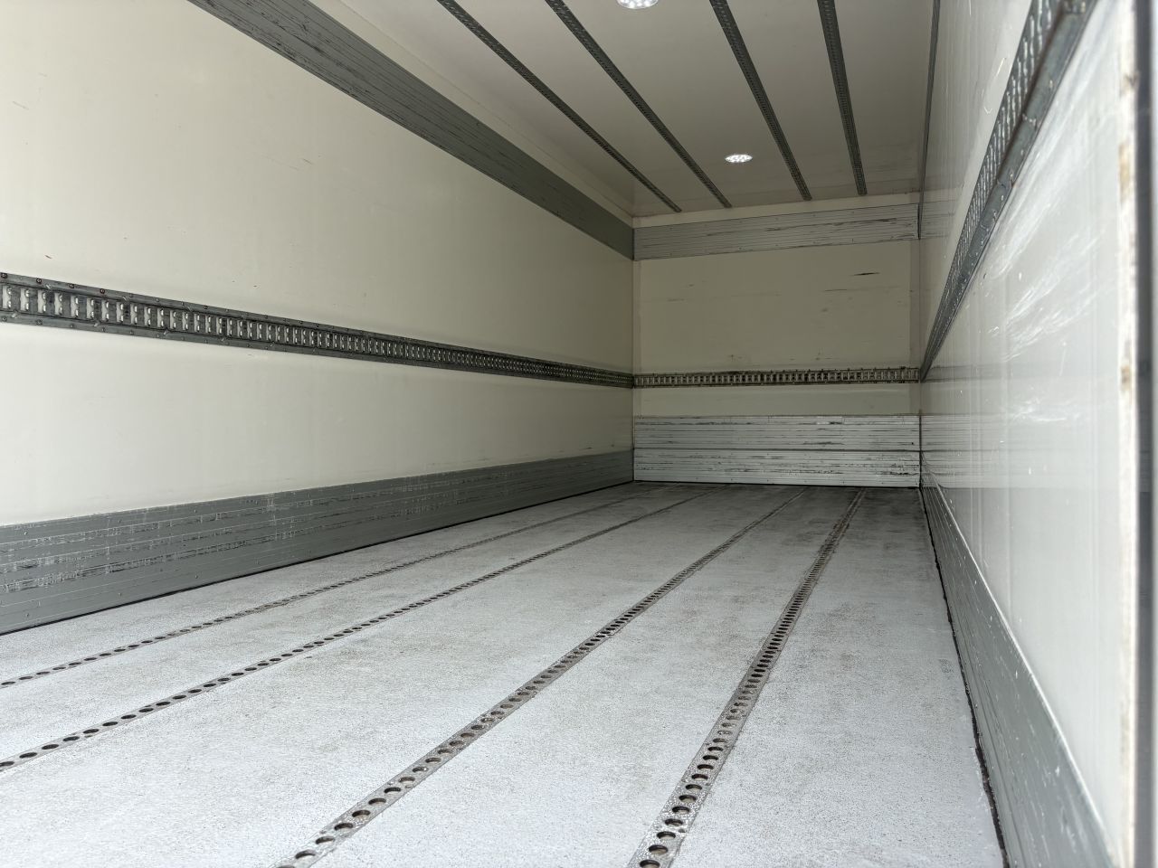Be oplegger VAN WEEL 7 TON met laadklep 2000 kg