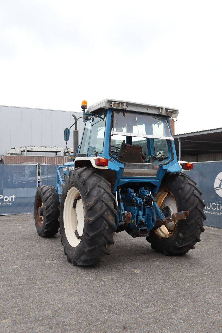 Traktor Ford 8210-DT-F0C Diesel 115 PS