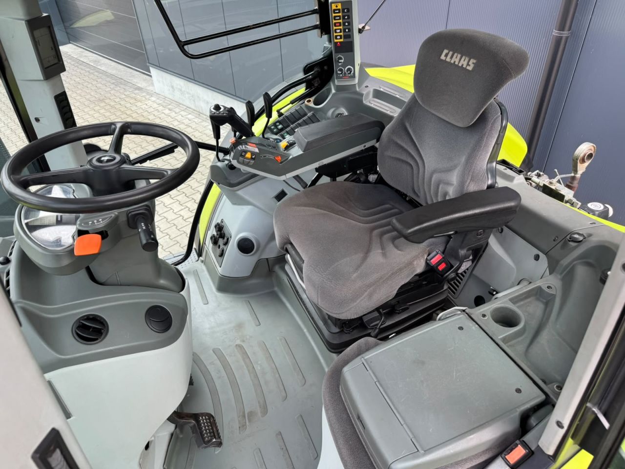 Claas Arion 620