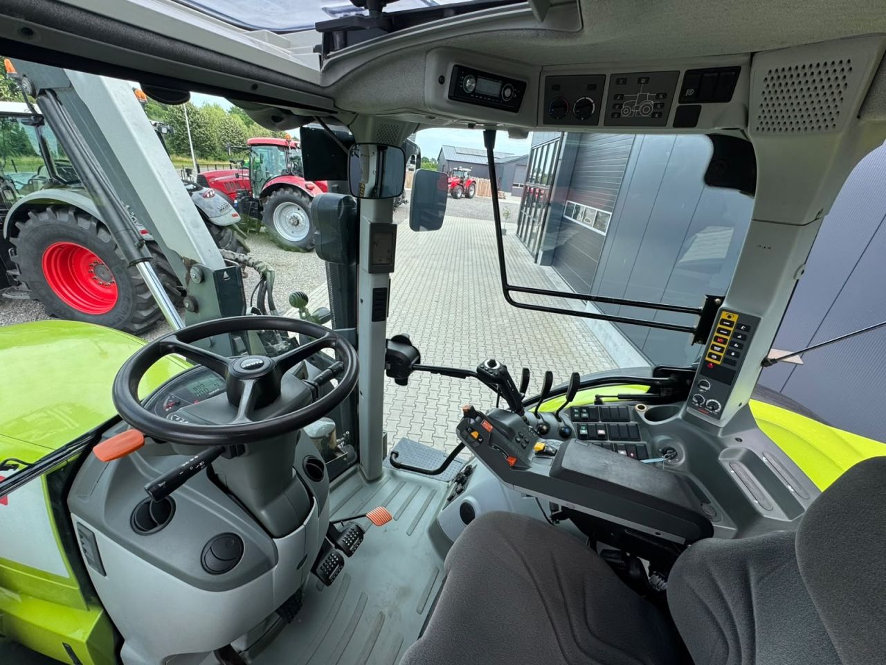 Claas Arion 620