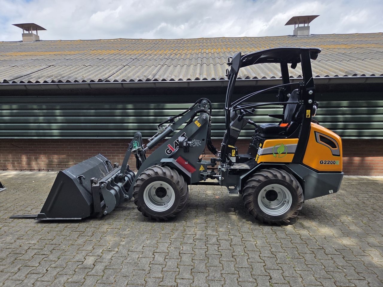 Giant G2200E met bak en palletvork Euro aansluiting