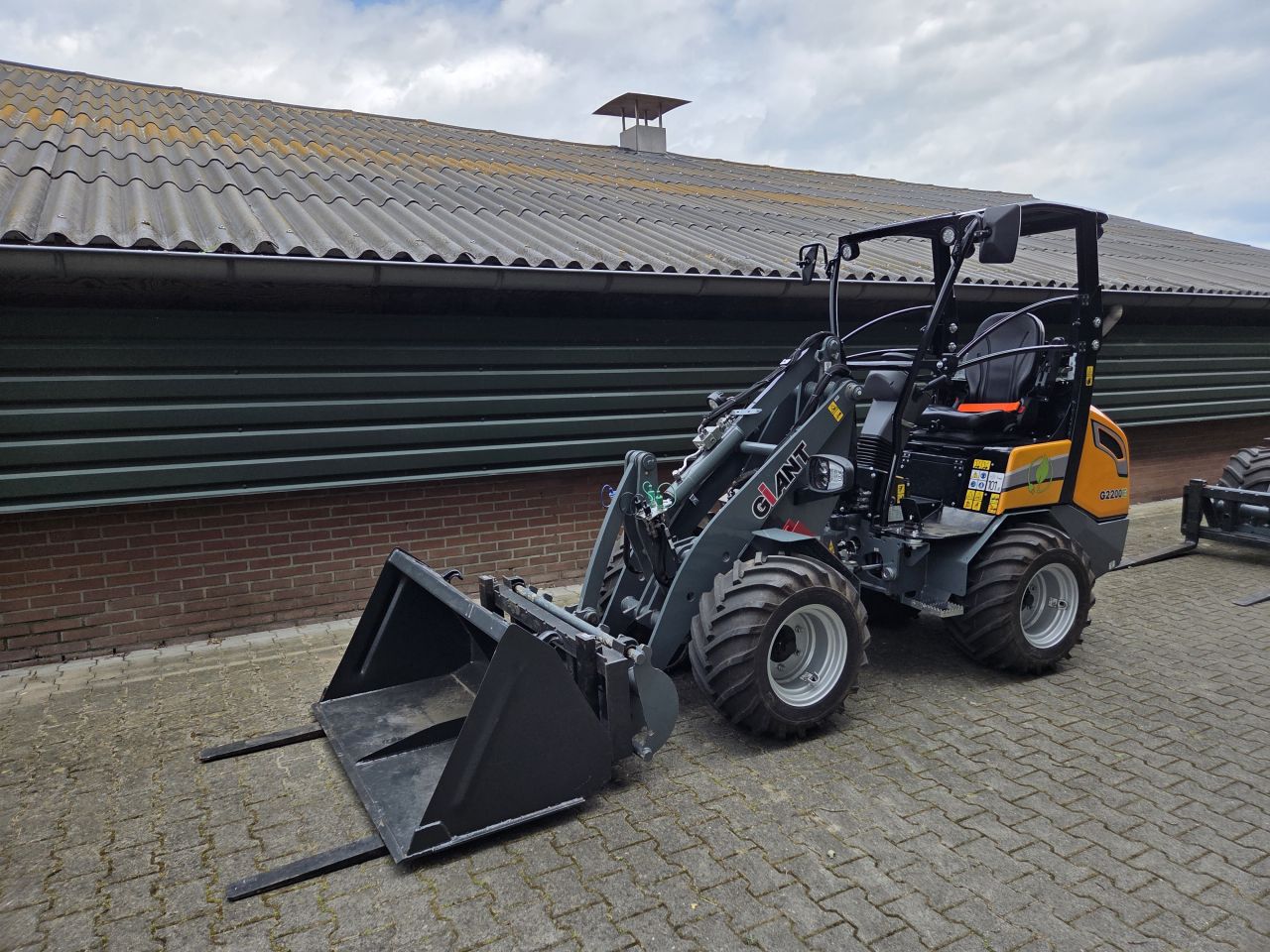Giant G2200E met bak en palletvork Euro aansluiting
