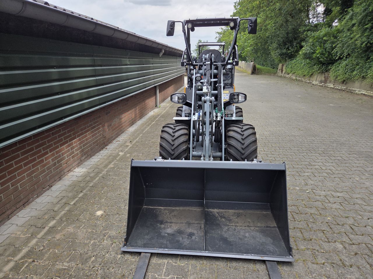 Giant G2200E met bak en palletvork Euro aansluiting