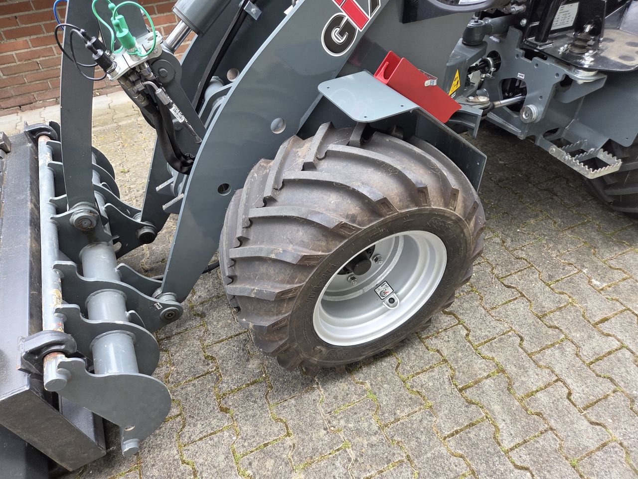 Giant G2200E met bak en palletvork Euro aansluiting