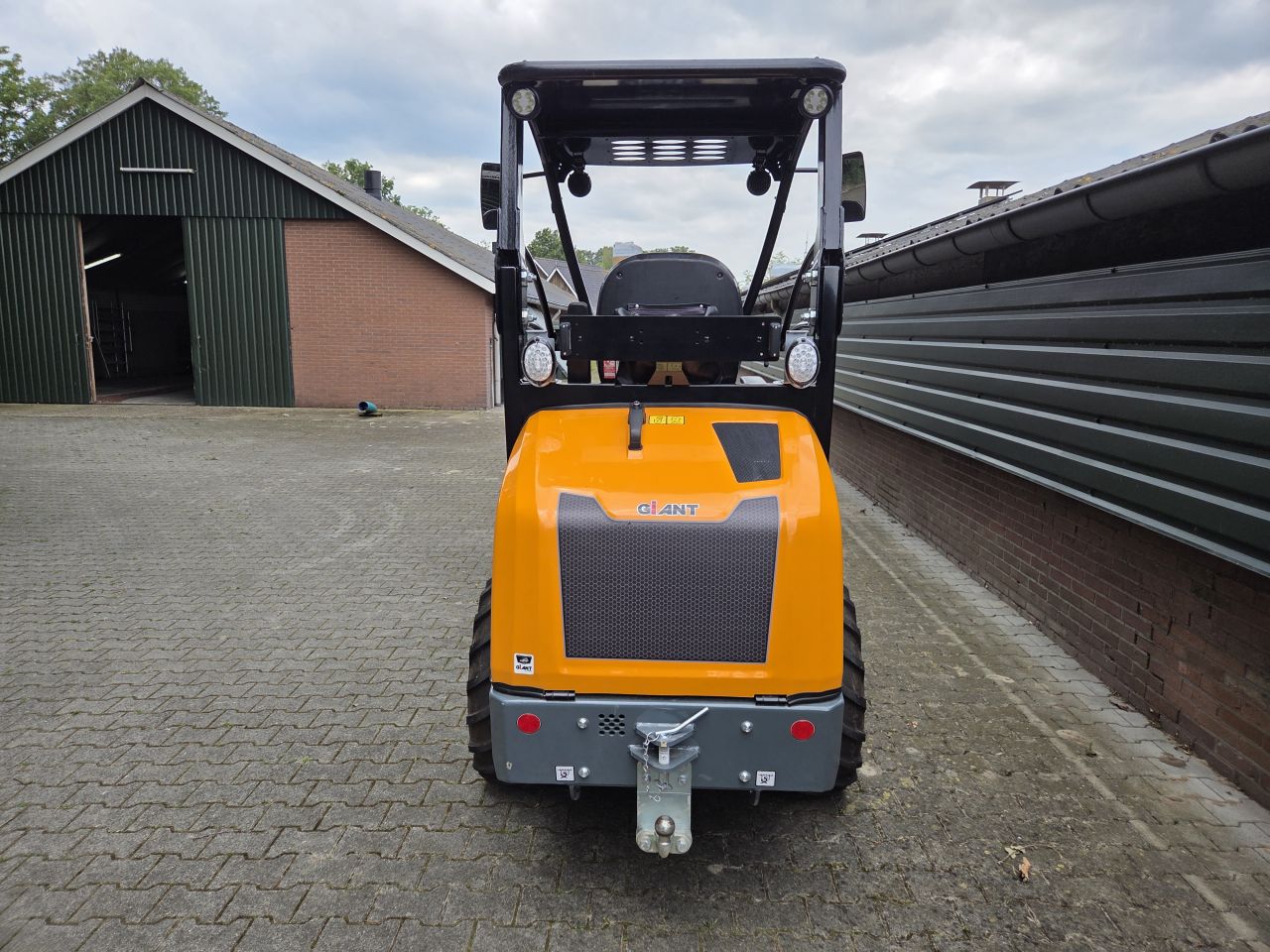Giant G2200E met bak en palletvork Euro aansluiting