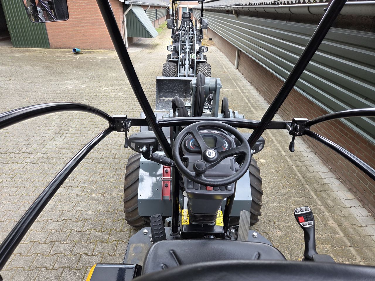 Giant G2200E met bak en palletvork Euro aansluiting