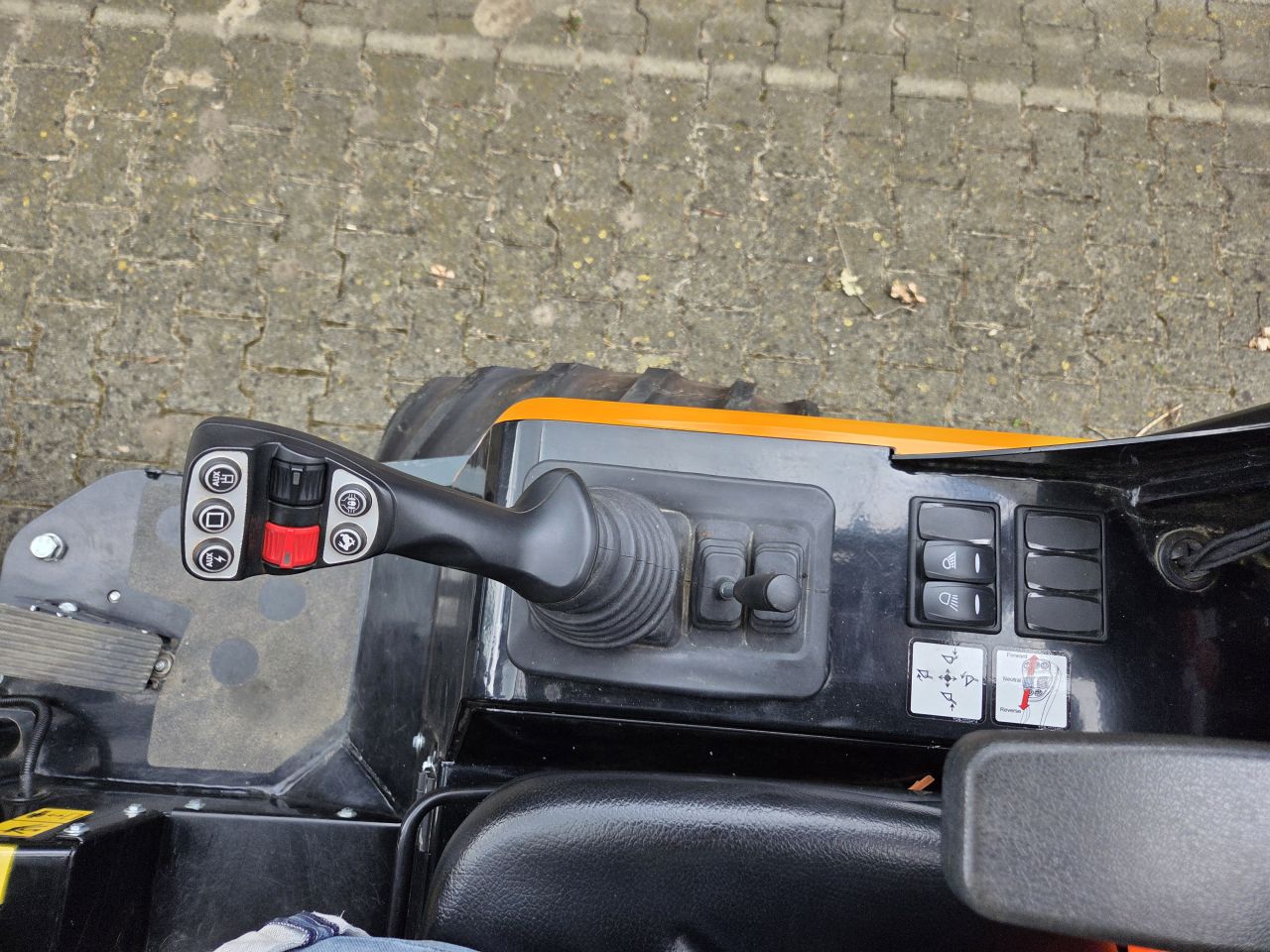 Giant G2200E met bak en palletvork Euro aansluiting