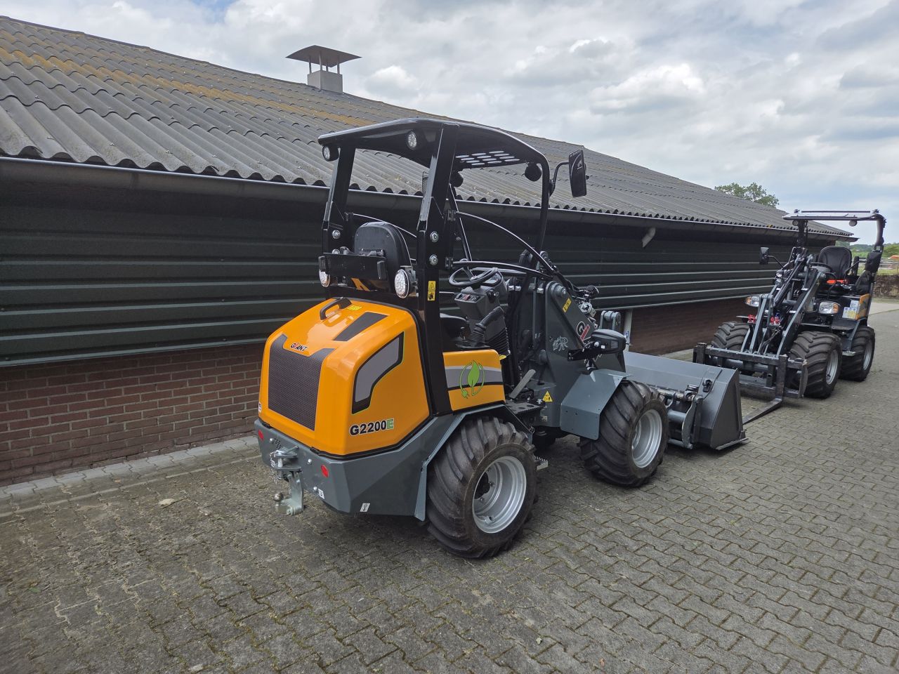 Giant G2200E met bak en palletvork Euro aansluiting