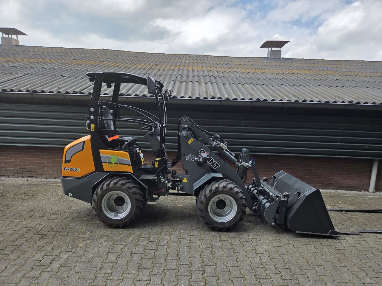 Giant G2200E met bak en palletvork Euro aansluiting