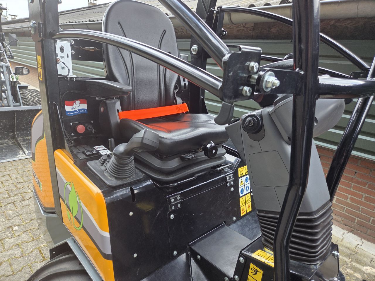 Giant G2200E met bak en palletvork Euro aansluiting