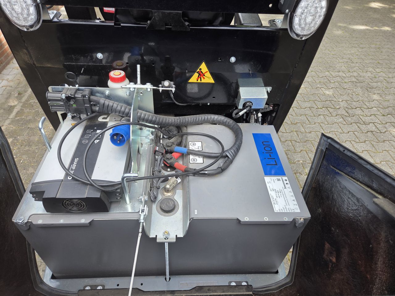 Giant G2200E met bak en palletvork Euro aansluiting