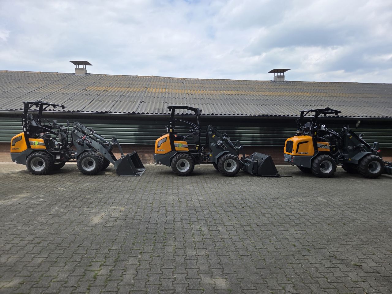 Giant G2200E met bak en palletvork Euro aansluiting