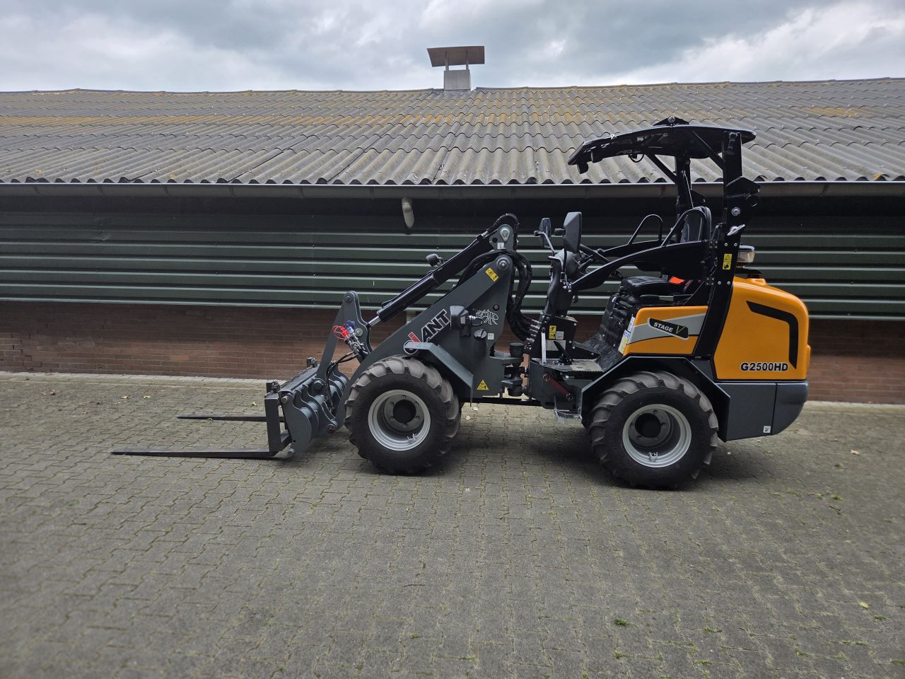 Giant G2500HD met palletvork Euro aansluiting
