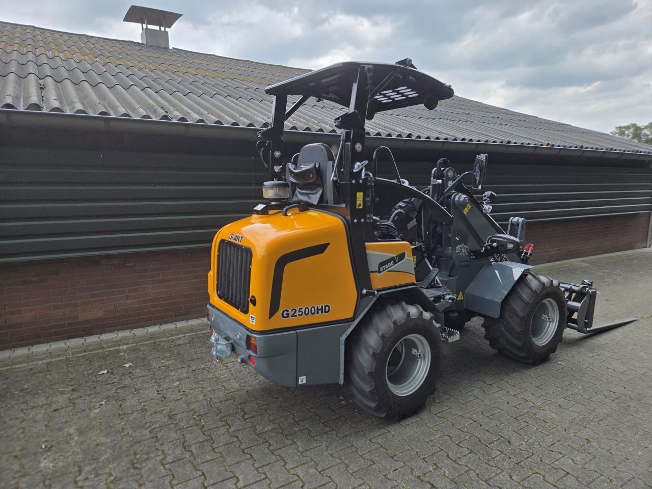Giant G2500HD met palletvork Euro aansluiting
