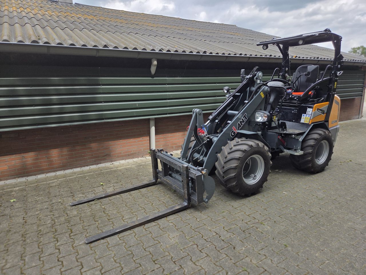 Giant G2500HD met palletvork Euro aansluiting