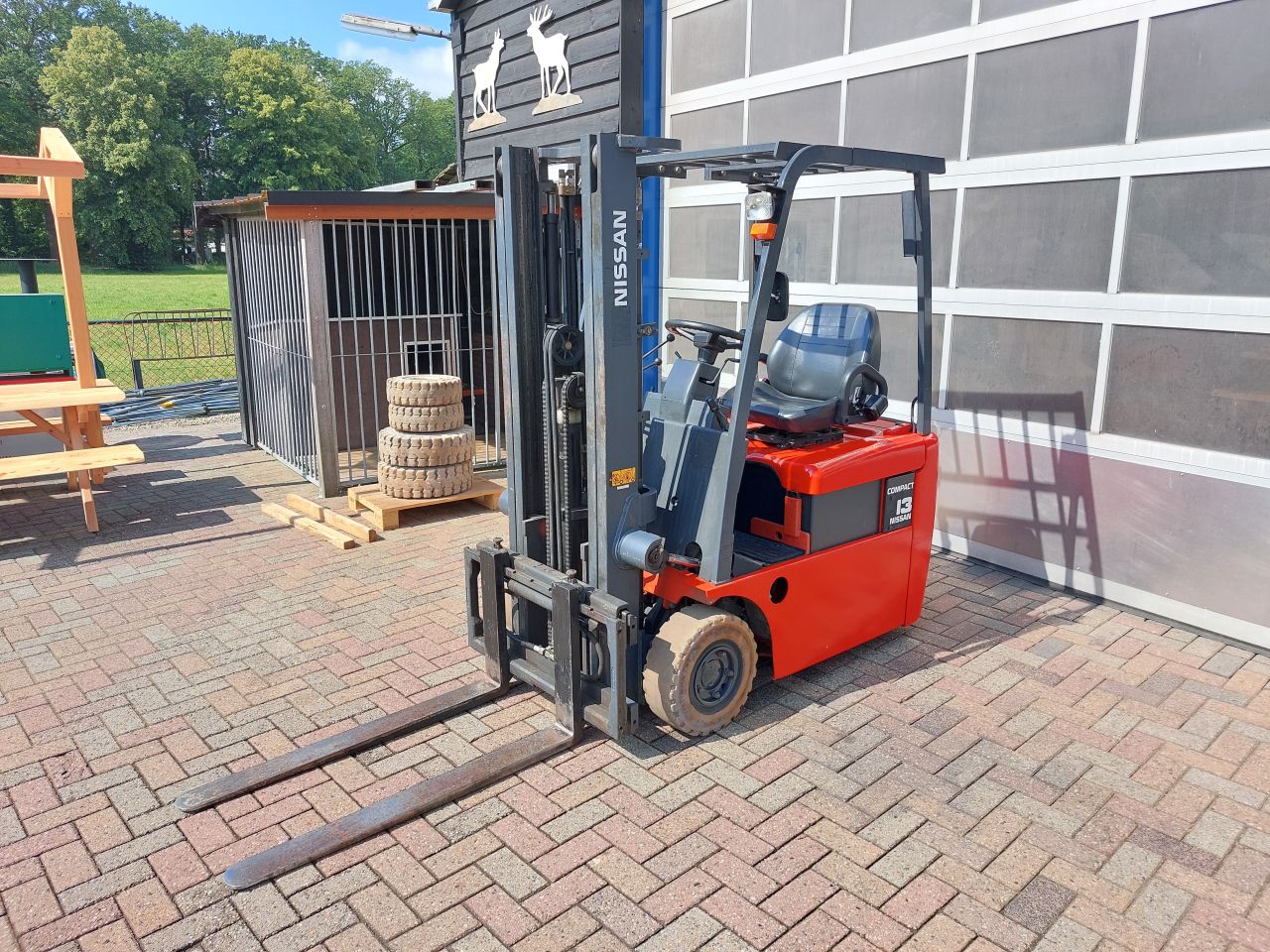 Nissan compact 1300 kg