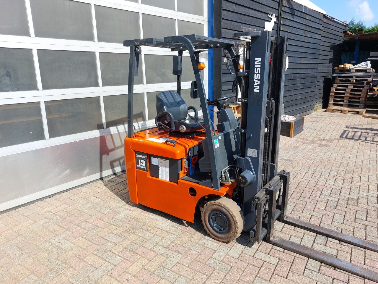 Nissan compact 1300 kg
