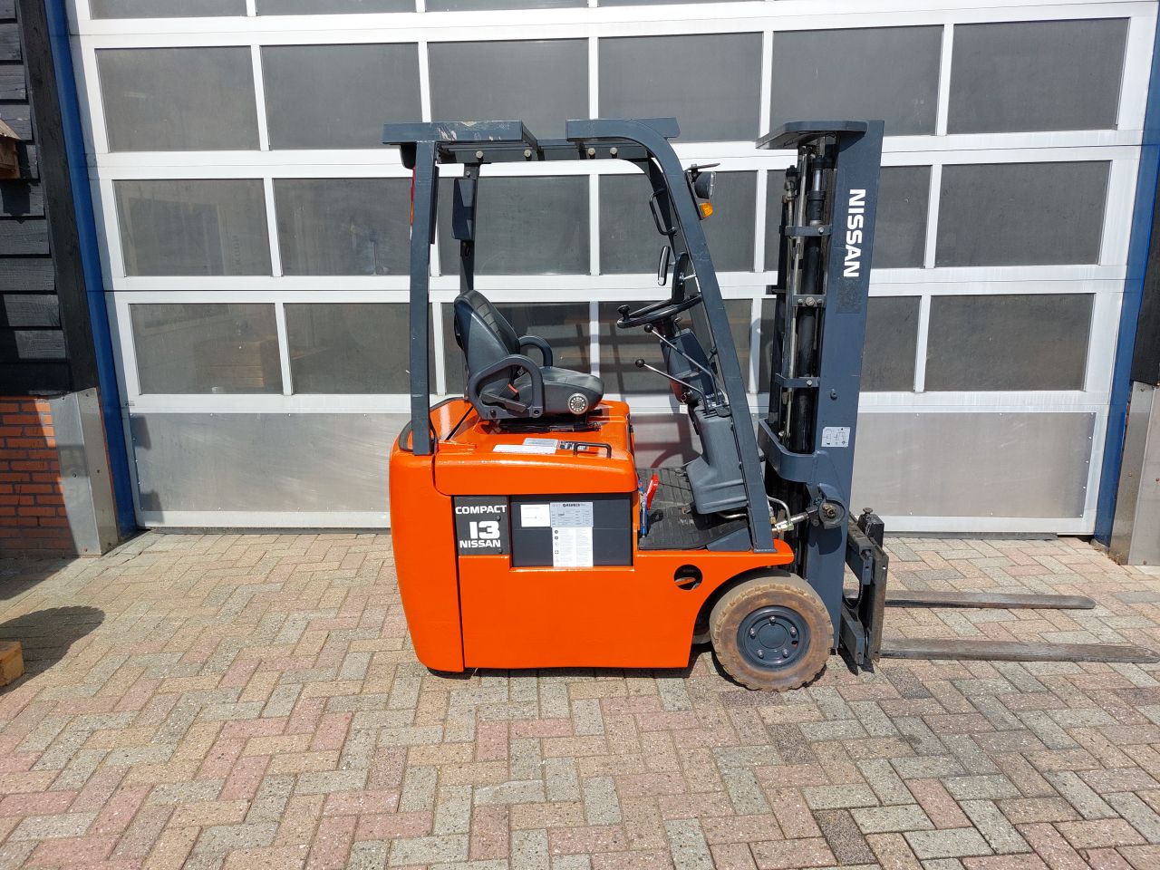 Nissan compact 1300 kg