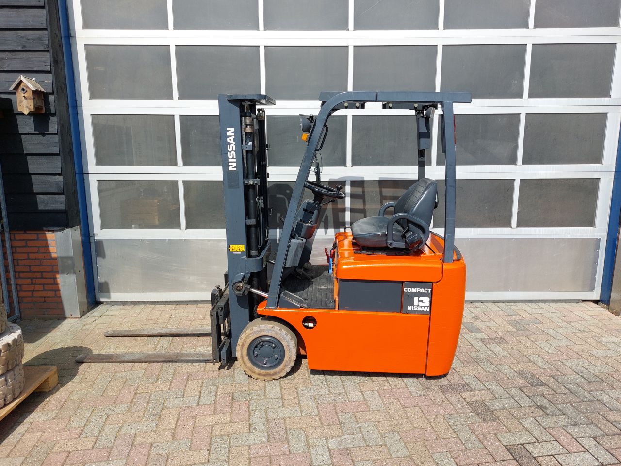 Nissan compact 1300 kg