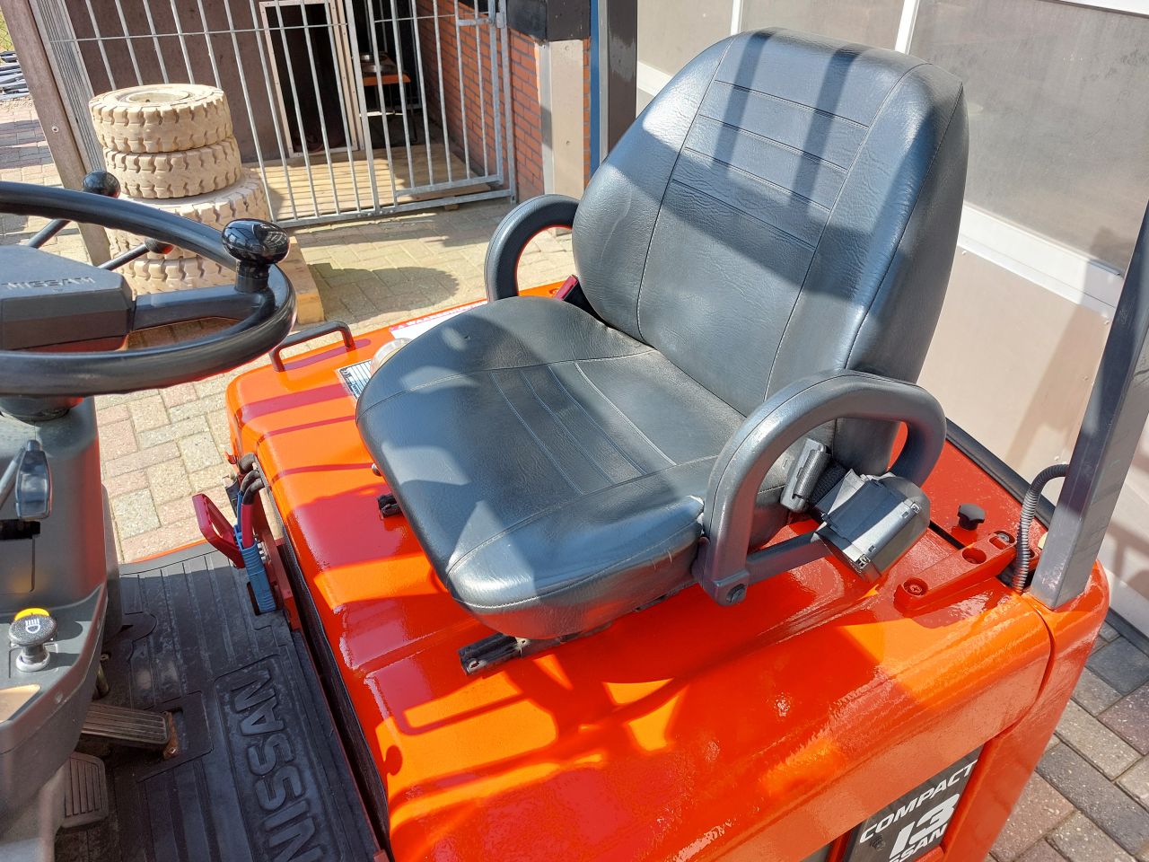 Nissan compact 1300 kg