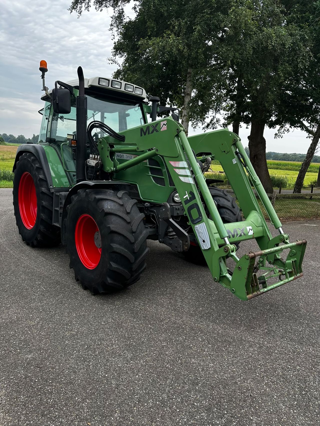 Fendt 312 Vario TMS met voorlader