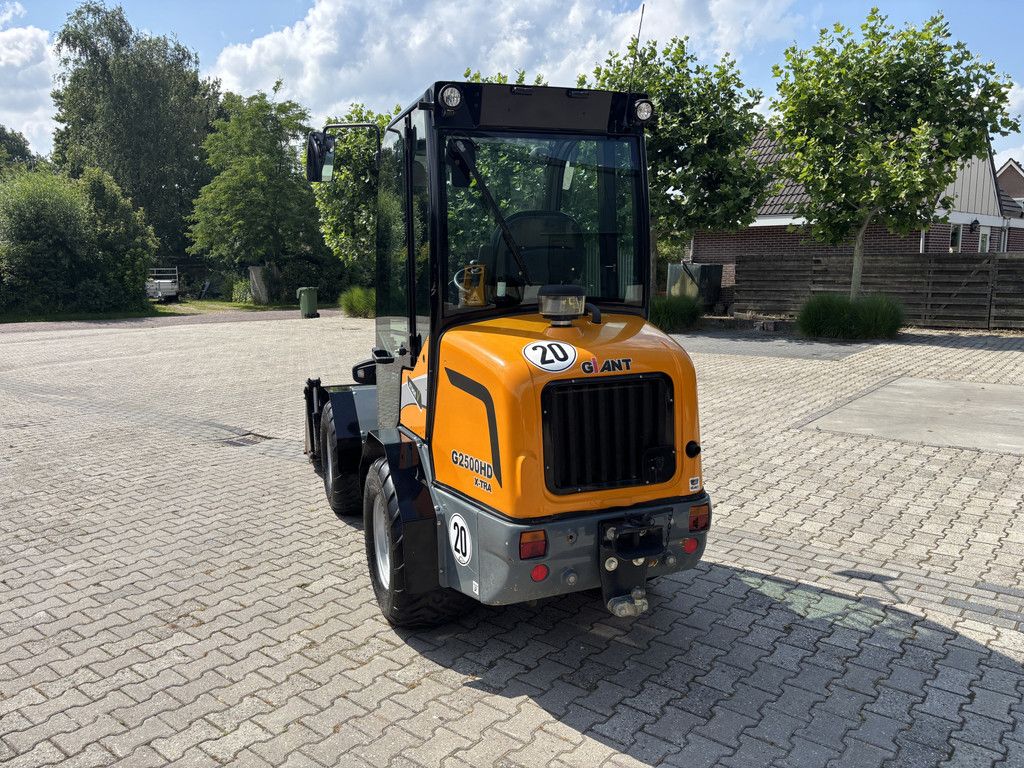 Giant G2500 HD X-TRA. Bak en Lepels, Vol cabine, 208 uur.