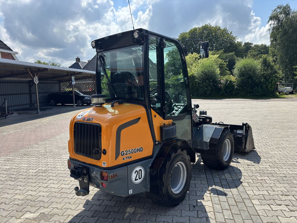 Giant G2500 HD X-TRA. Bak en Lepels, Vol cabine, 208 uur.