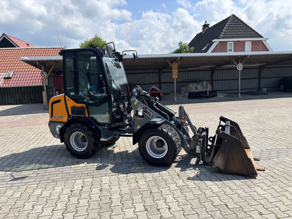 Giant G2500 HD X-TRA. Bak en Lepels, Vol cabine, 208 uur.
