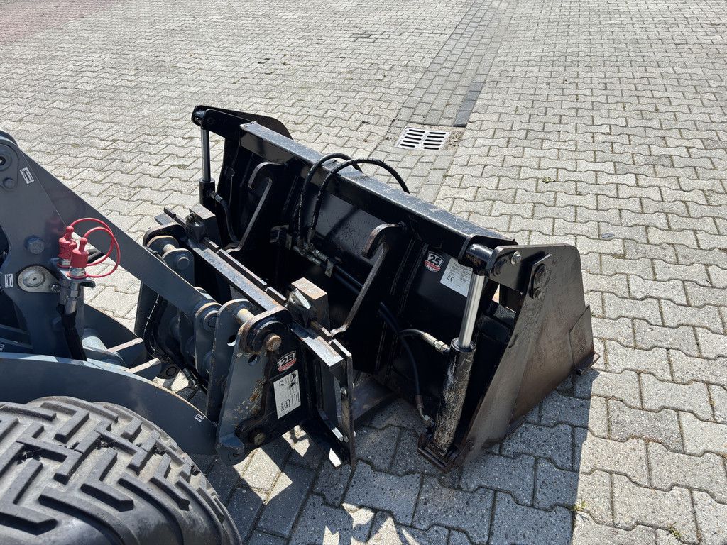 Giant G2500 HD X-TRA. Bak en Lepels, Vol cabine, 208 uur.