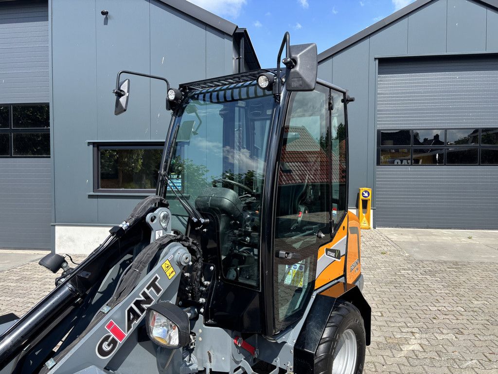 Giant G2500 HD X-TRA. Bak en Lepels, Vol cabine, 208 uur.