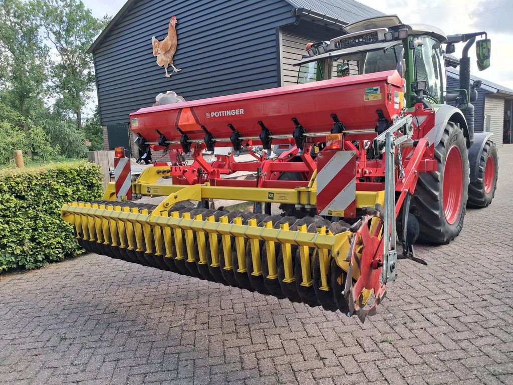 Pottinger Syncro 3020 cultivator met zaaibak