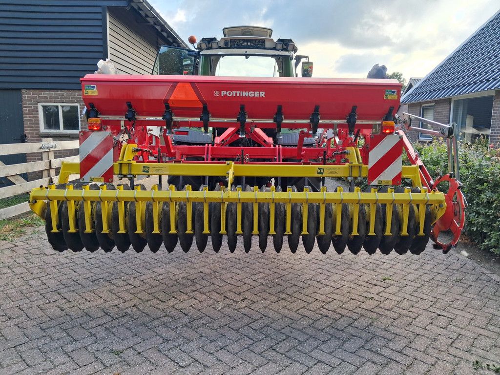 Pottinger Syncro 3020 cultivator met zaaibak