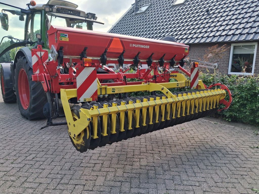 Pottinger Syncro 3020 cultivator met zaaibak