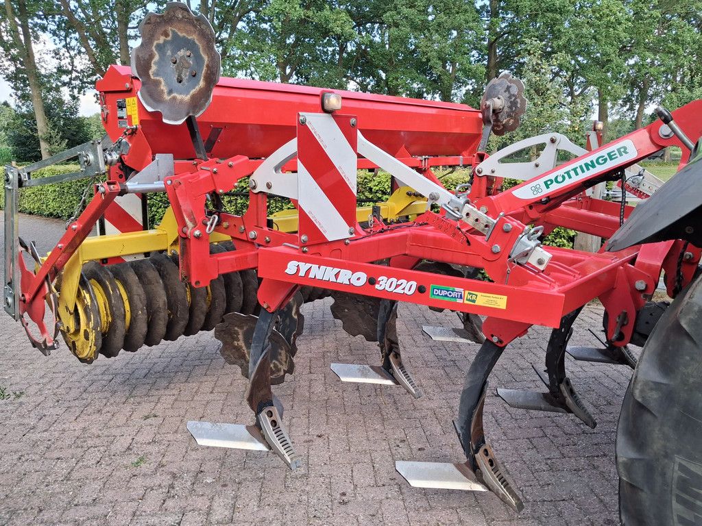 Pottinger Syncro 3020 cultivator met zaaibak