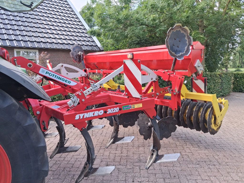 Pottinger Syncro 3020 cultivator met zaaibak