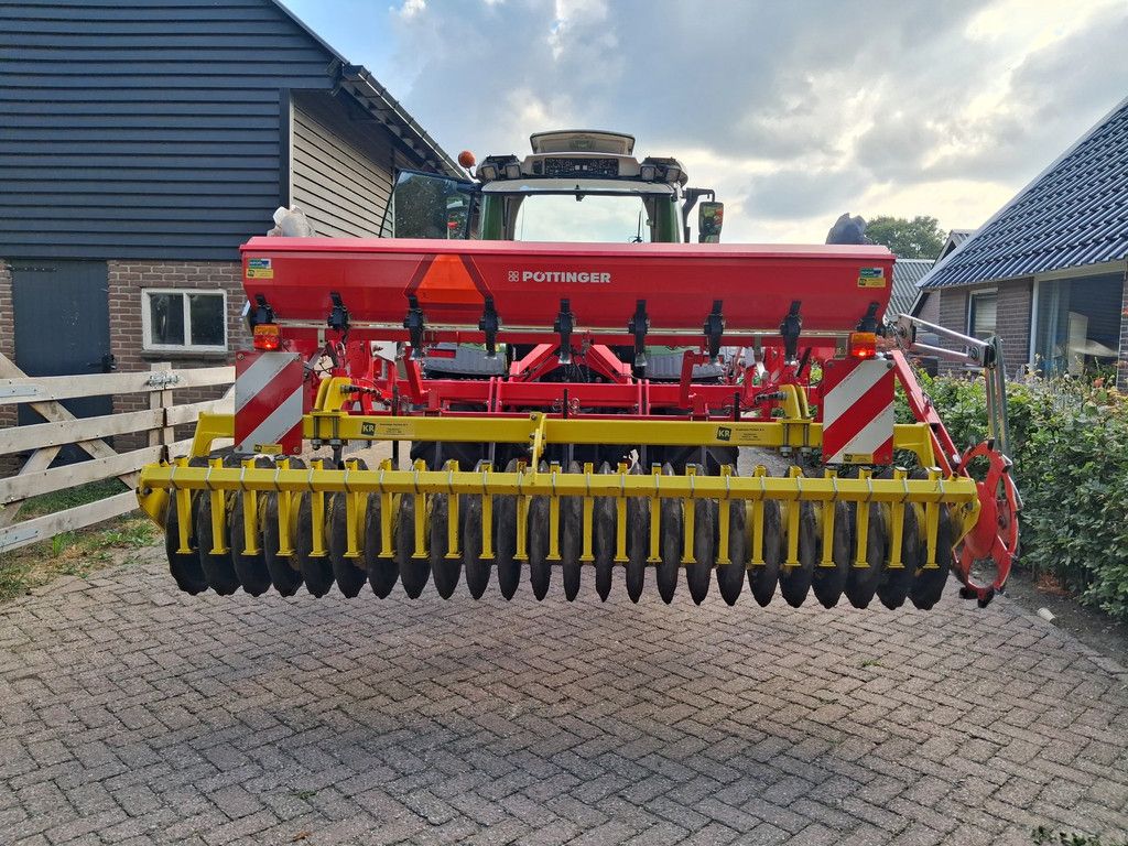 Pottinger Syncro 3020 cultivator met zaaibak