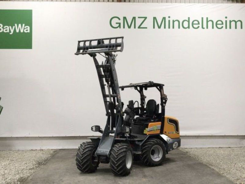 Giant G2700E